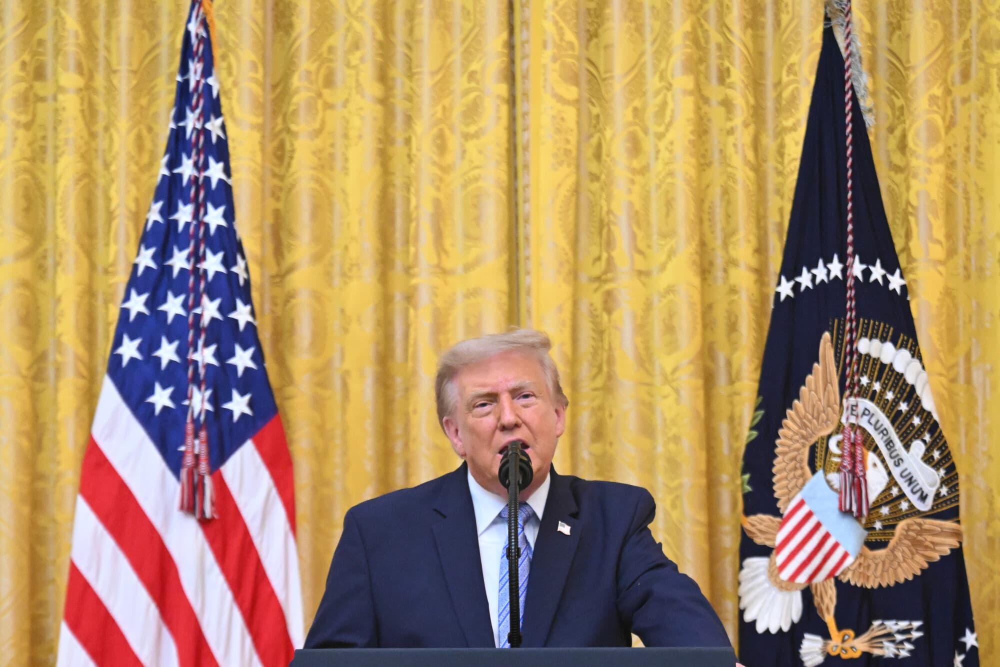 El presidente de EE. UU., Donald Trump, se dirige a la nación desde el Salón Este de la Casa Blanca el 16 de julio de 2026 en Washington, D.C. Se espera que Trump hable sobre la seguridad electoral. (Saul Loeb/Pool - Getty Images)