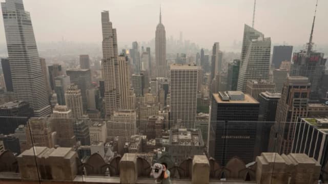 Trump advierte subir aranceles a Canadá por el humo "peligroso" de los incendios forestales