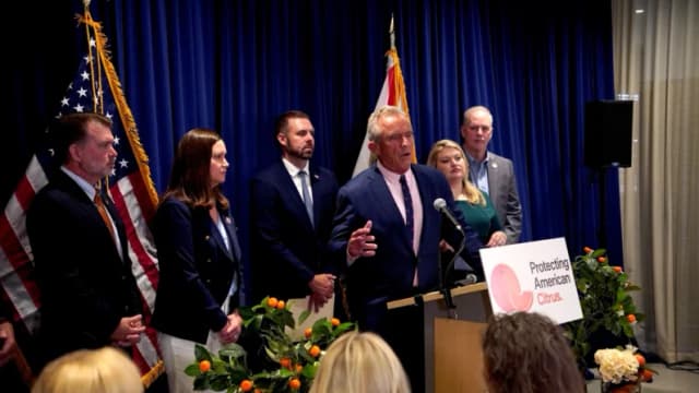 RFK Jr. anuncia cambios en regulaciones de la FDA sobre el contenido de azúcar en el jugo de naranja