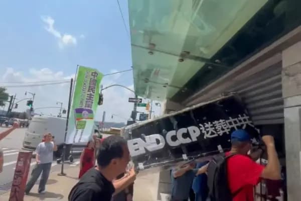 Corearon "Abajo el Partido Comunista" para expresar su oposición al Partido Comunista Chino y su esperanza de que este llegue a su fin. (Cortesía de Jie Lijian)
