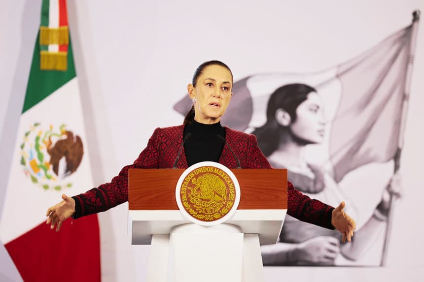 La presidenta de México, Claudia Sheinbaum, habla durante una rueda de prensa este lunes en Palacio Nacional de la Ciudad de México (EFE/José Méndez)
