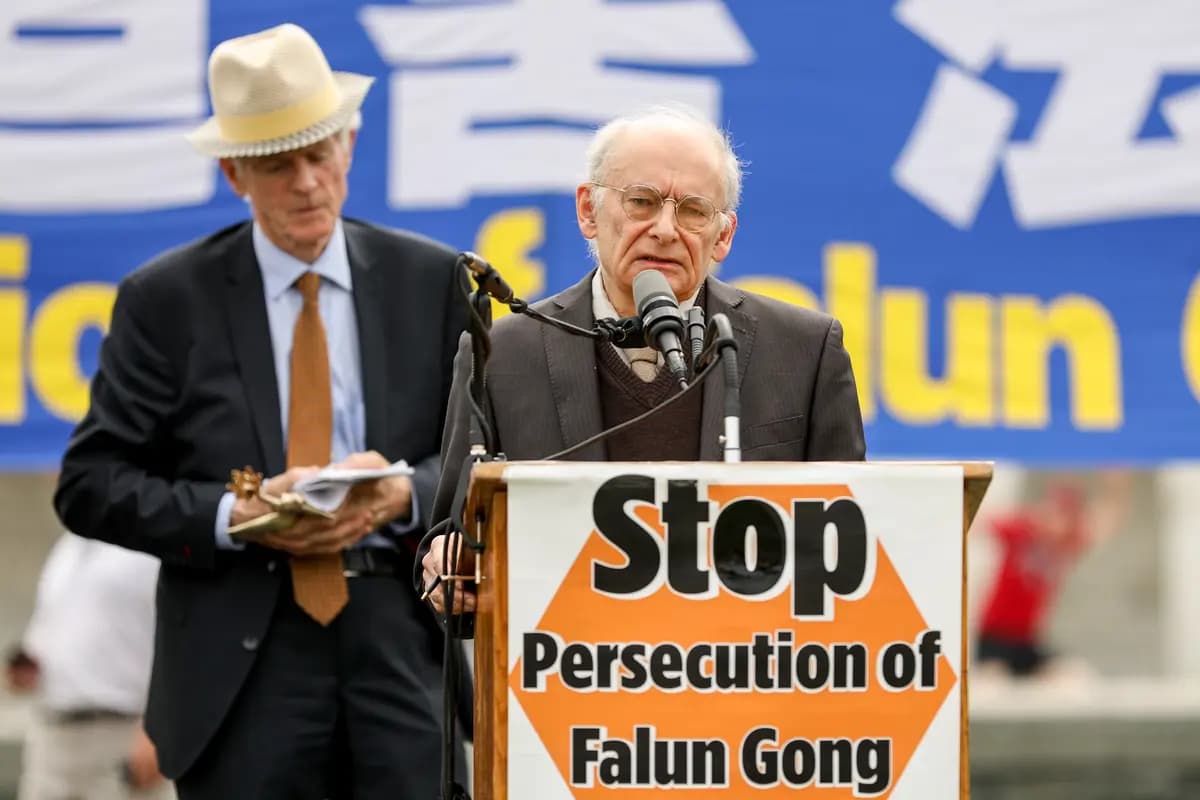 <em>David Matas (derecha) habla en una manifestación tras recibir el premio de Derechos Humanos de los Amigos de Falun Gong conjuntamente con David Kilgour (izquierda) el 20 de junio de 2018 en Washington. (Samira Bouaou/The Epoch Times).</em>