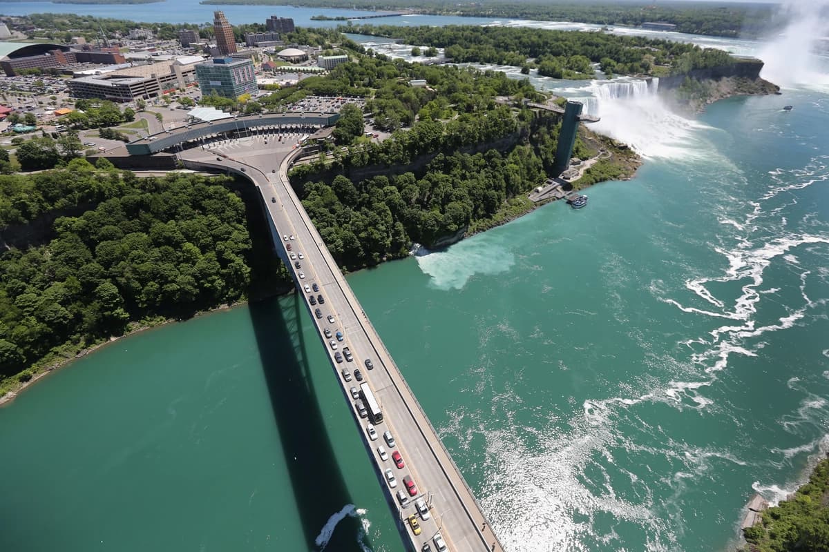 Mexicanos admiten conspiración para introducir inmigrantes ilegales de Canadá a EE. UU.