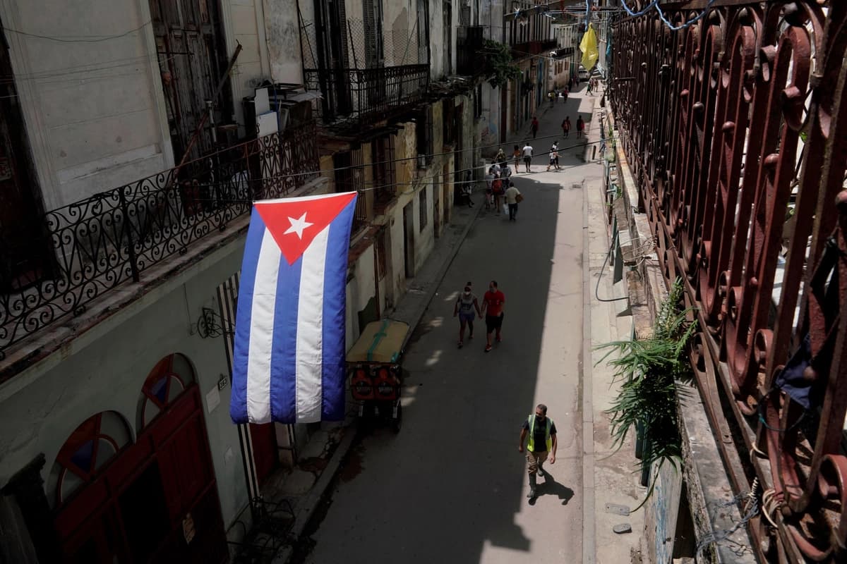 Una bandera cubana cuelga sobre una calle del centro de La Habana, Cuba, el 15 de julio de 2021. (Alexandre Meneghini/Reuters)