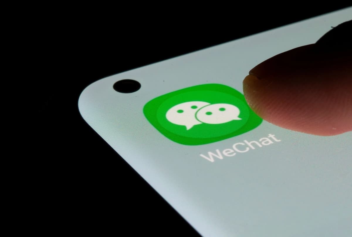 La aplicación WeChat en un teléfono inteligente, en una foto ilustrativa tomada el 13 de julio de 2021. (Dado Ruvic/Reuters)
