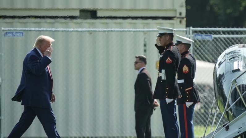 Trump asiste al traslado solemne de soldados estadounidenses muertos en ataques iraníes