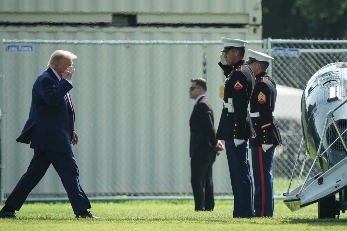 El presidente Donald Trump saluda mientras se prepara para subir a bordo del Marine One en la Elipse, cerca de la Casa Blanca, en Washington, el 22 de julio de 2026.(Ken Cedeno / AFP vía Getty Images)
