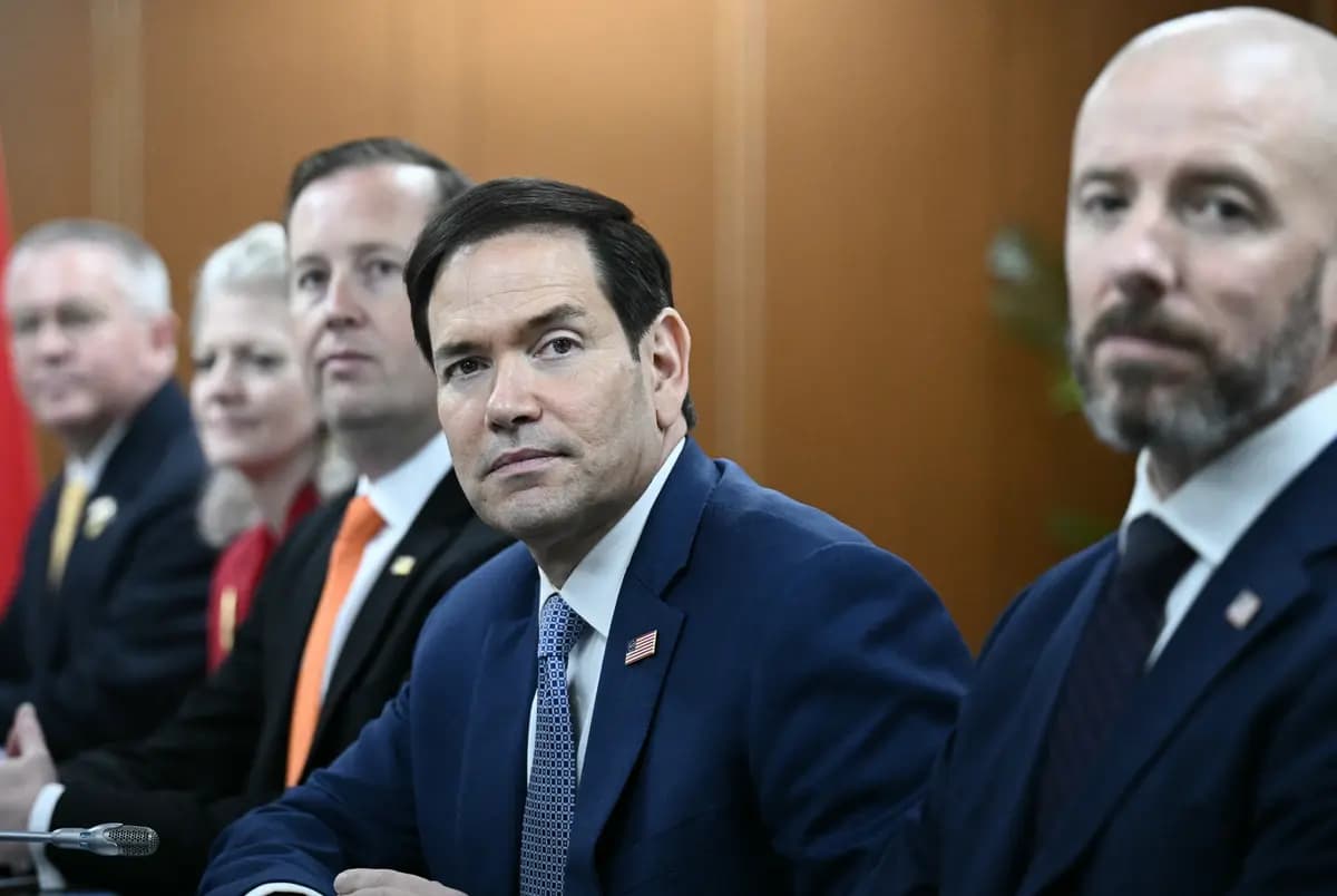 El secretario de Estado de EE. UU., Marco Rubio (C), observa durante una reunión bilateral con el ministro de Relaciones Exteriores de China, Wang Yi, al margen de la Reunión de Ministros de Relaciones Exteriores de la Asociación de Naciones del Sudeste Asiático (ASEAN) celebrada en Pasay, en el área metropolitana de Manila, el 22 de julio de 2026. (Brendan Smialowski/Pool/AFP vía Getty Images).