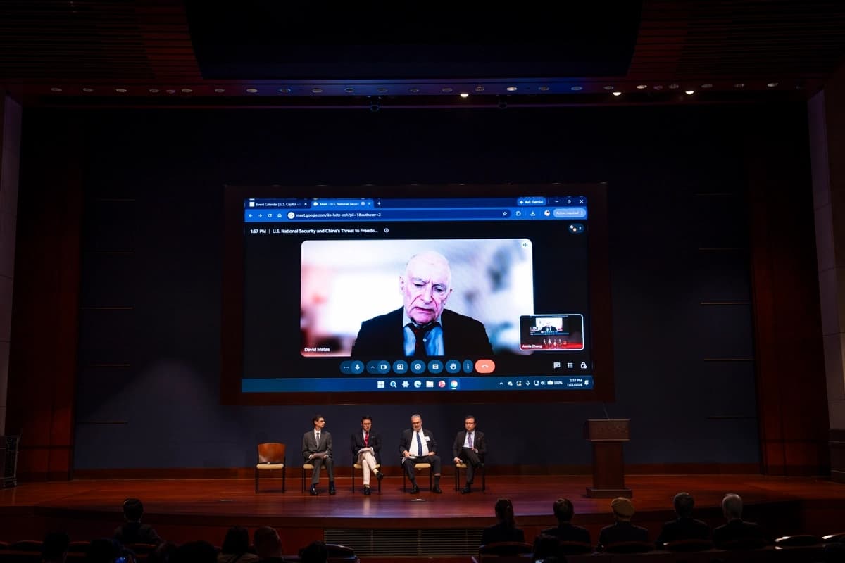 (De izquierda a derecha) Alejandro Centurión, director asociado de Asuntos Médicos de Médicos contra la Extracción Forzada de Órganos; Erping Zhang, portavoz del Centro de Información de Falun; Piero Tozzi, director principal de Política China en el America First Policy Institute; Jan Jekielek, editor principal de The Epoch Times y autor de "Killed to Order"; y, conectándose de manera remota, David Matas, abogado de derechos humanos, intervienen en el Capitolio de Estados Unidos el 21 de julio de 2026. (Madalina Kilroy/The Epoch Times)
