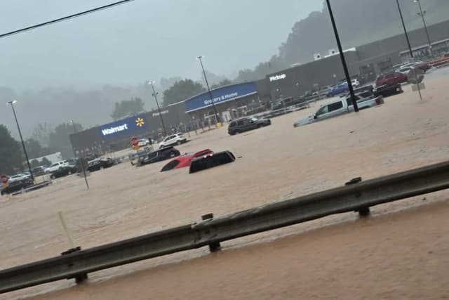 Inundaciones arrasan Virginia Occidental y movilizan a la Guardia Nacional