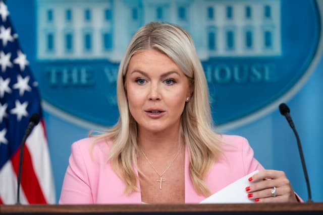 La secretaria de prensa de la Casa Blanca, Karoline Leavitt, ofrece su primera rueda de prensa en la Casa Blanca el 16 de julio de 2026. (Madalina Kilroy/The Epoch Times)
