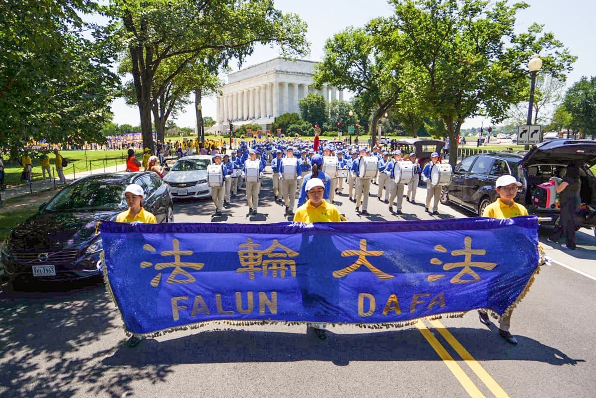 Practicantes de Falun Dafa participan en una marcha para exigir el fin de los 27 años de persecución de Falun Gong por parte del Partido Comunista Chino en China, en Washington, el 23 de julio de 2026. (Samira Bouaou/The Epoch Times)
