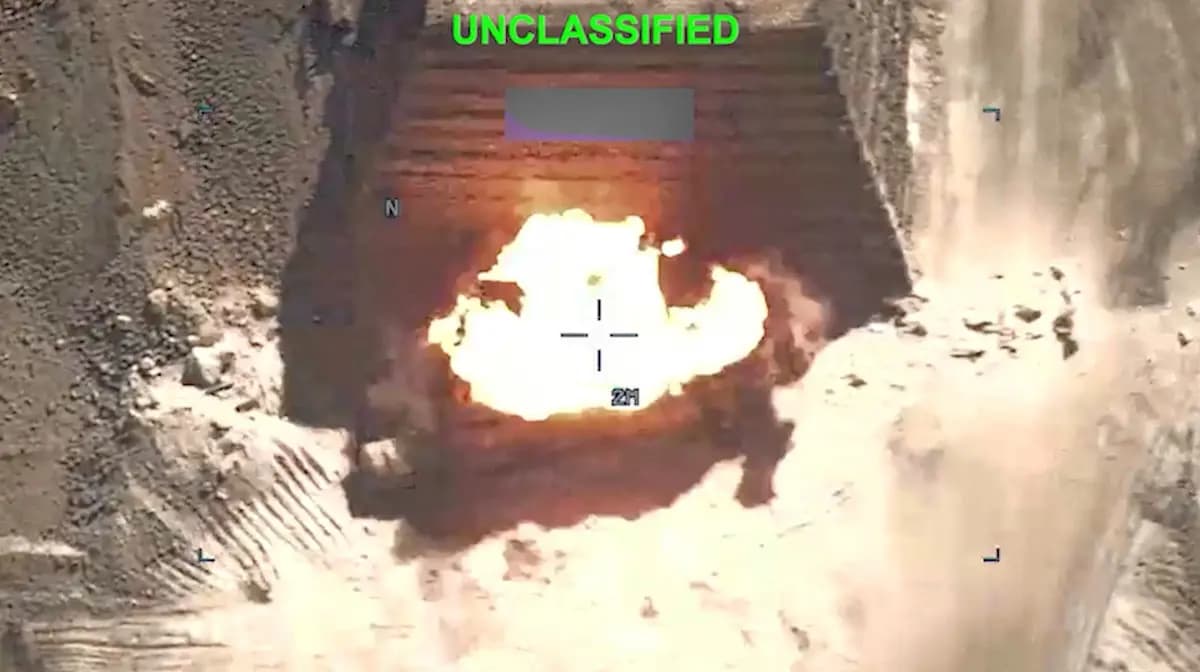 Una explosión en un lugar desconocido, durante lo que, según el Mando Central de EE. UU., fueron ataques contra Irán, en esta captura de pantalla tomada de un vídeo difundido el 20 de julio de 2026. (Mando Central de EE. UU./Imagen facilitada a través de Reuters).