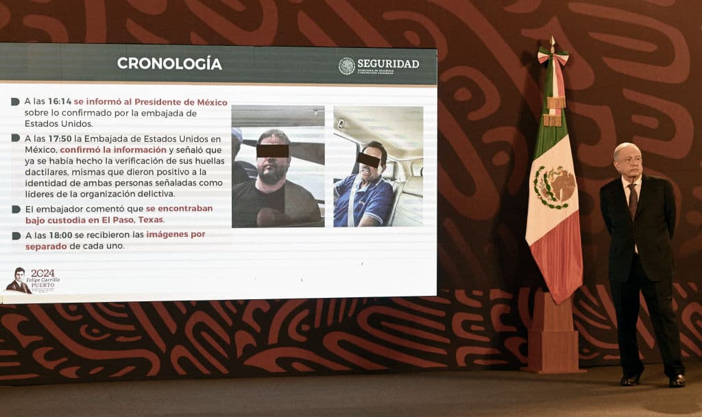 <em>El presidente de México, Andrés Manuel López Obrador, aparece con las imágenes de Ismael "Mayo" Zambada, cofundador del cártel de Sinaloa junto a Joaquín "El Chapo" Guzmán, el 26 de julio de 2024 tras su detención un día antes en Texas por las autoridades estadounidenses. (Alfredo Estrella/AFP vía Getty Images)</em>