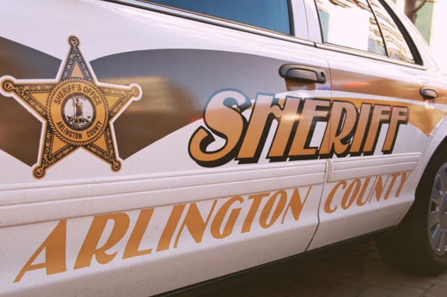Esta foto del 13 de diciembre de 2012 muestra un vehículo de la Oficina del Sheriff del condado de Arlington (KAREN BLEIER/AFP vía Getty Images)