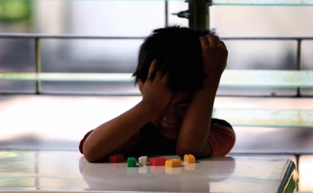 Imagen ilustrativa. Niño cubriendose el rostro. (Jose CABEZAS/AFP via Getty Images)