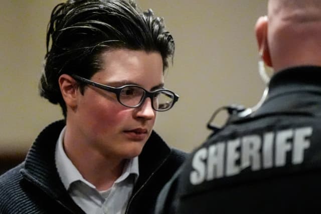 Colt Gray, sospechoso del tiroteo en la escuela, sale del juzgado del condado de Barrow, el 9 de diciembre de 2025, en Winder, Georgia. (Foto de Mike Stewart/AP)
