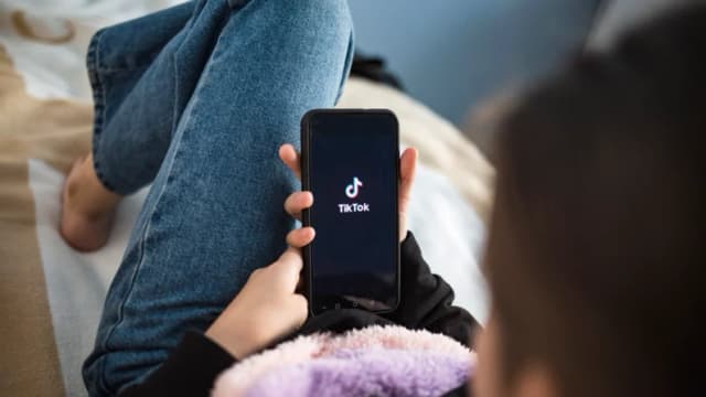 Bloquean parte de ley de redes sociales de Texas para proteger a menores
