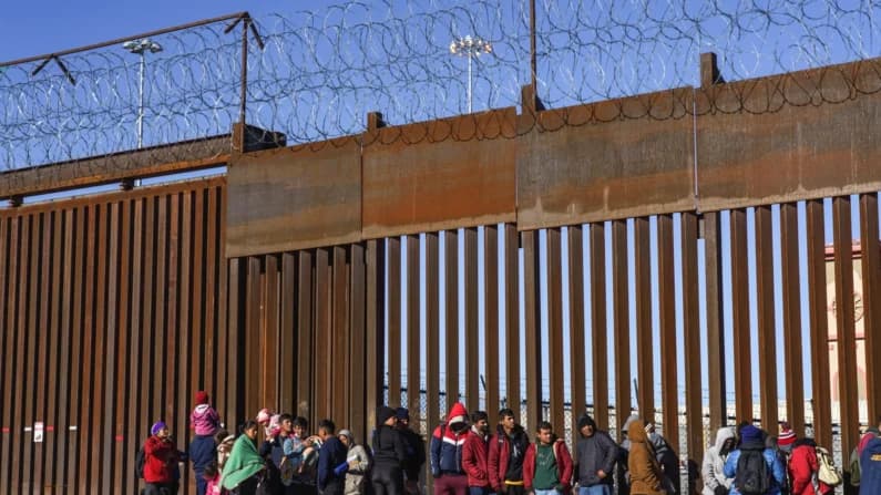 DOJ demanda a Colorado por ofrecer matrícula de residentes a inmigrantes ilegales