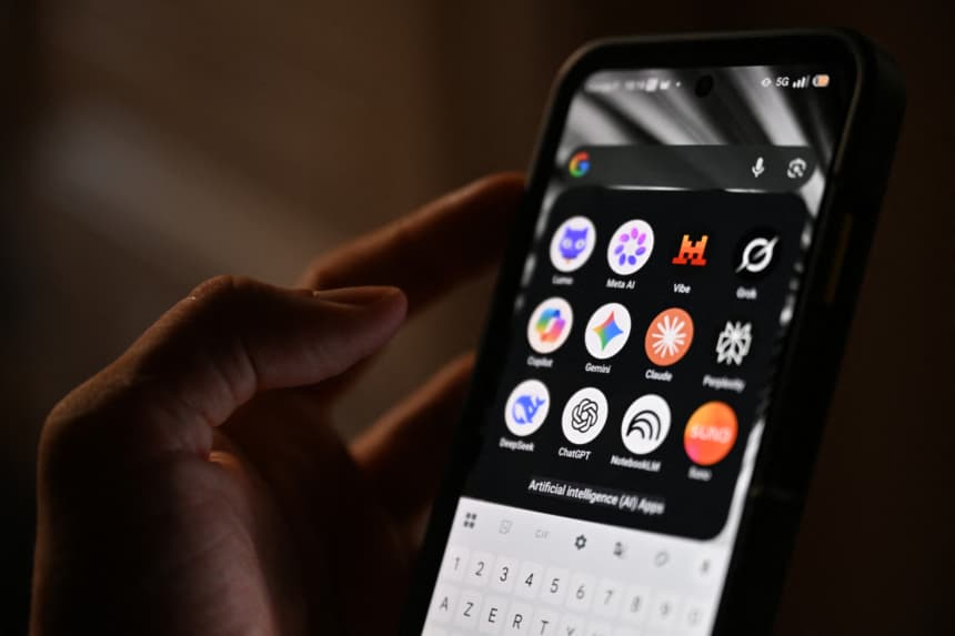 Esta fotografía muestra un teléfono inteligente sostenido en la mano que exhibe los íconos de algunas de las principales aplicaciones basadas en inteligencia artificial. (Martin LELIEVRE / AFP via Getty Images)