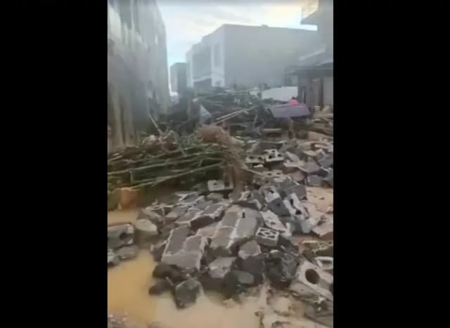 Después de que las aguas de las inundaciones retrocedieran en algunas zonas de Guangxi, en el sur de China, algunos residentes comenzaron a regresar a sus hogares, solo para encontrarse con una devastación generalizada, el 8 de julio de 2026. (Captura de pantalla del video de The Epoch Times)