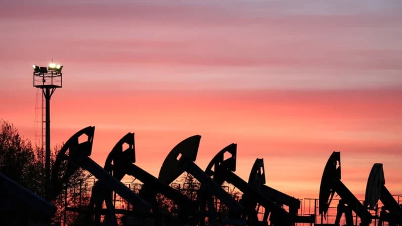 Petróleo cae tras la suspensión de los ataques entre EE. UU. e Irán