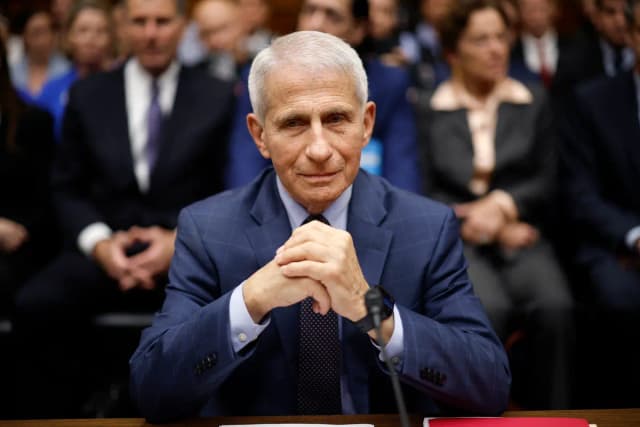 El Dr. Anthony Fauci, exdirector del Instituto Nacional de Alergias y Enfermedades Infecciosas, llega para prestar testimonio ante el Subcomité Especial sobre la Pandemia del Coronavirus del Comité de Supervisión y Rendición de Cuentas de la Cámara de Representantes, en el Edificio Rayburn de la Cámara de Representantes, en Washington, el 3 de junio de 2024. (Chip Somodevilla/Getty Images).