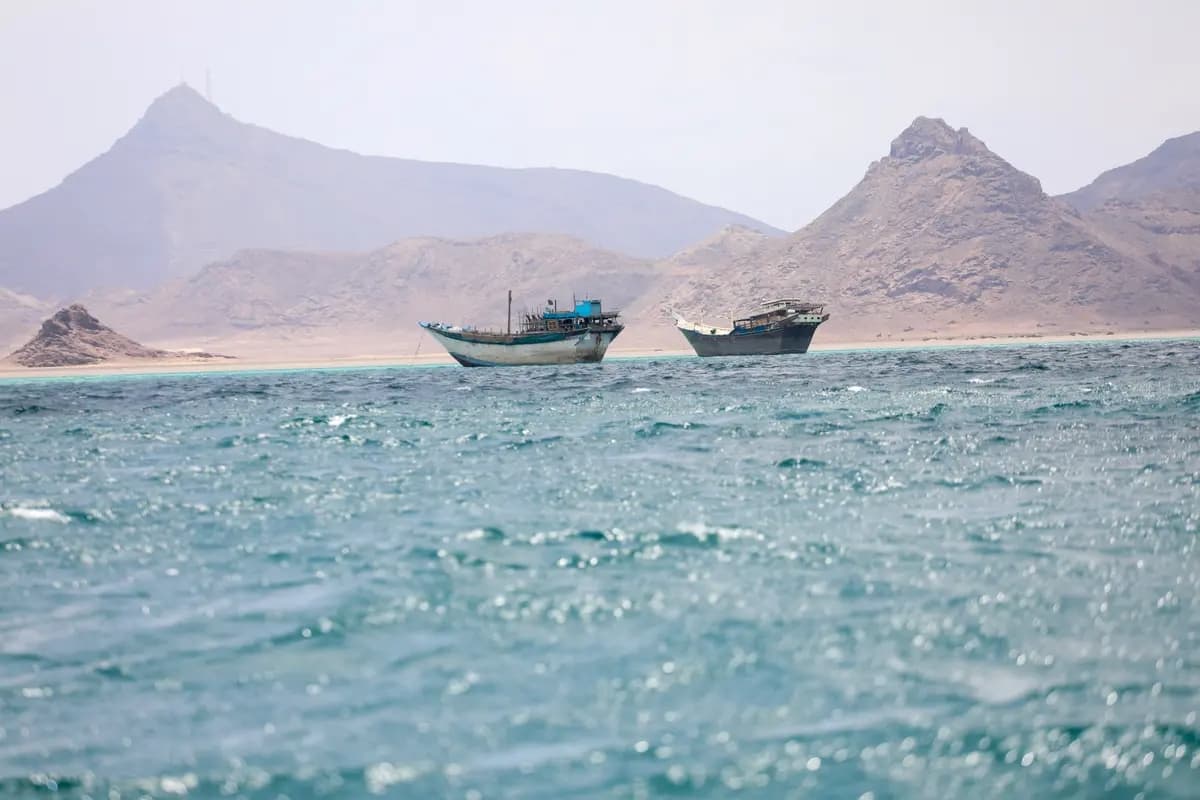 Embarcaciones flotan cerca de la costa de Bab el-Mandeb, Yemen, el 2 de abril de 2026. (Reuters)