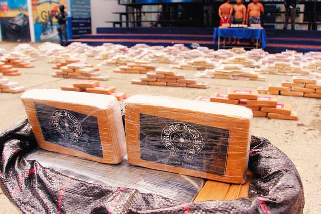 Drogas incautadas en operaciones de la policía ecuatoriana, en los patios del cuartel Modelo en Guayaquil, Ecuador, el 23 de enero de 2026. (Gerardo MENOSCAL / AFP vía Getty Images)