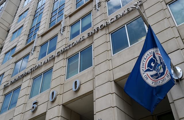 La bandera del Departamento de Seguridad Nacional ondea frente a la sede de la Oficina de Inmigración y Aduanas en Washington el 17 de julio de 2020. (Olivier Douliery/AFP vía Getty Images)
