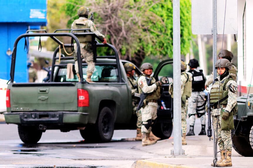 Miembros del Ejército mexicano vigilan el perímetro en Guadalajara, estado de Jalisco, México, el 1 de marzo de 2026. (ULISES RUIZ / AFP vía Getty Images)