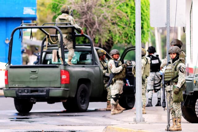 Miembros del Ejército mexicano vigilan el perímetro en Guadalajara, estado de Jalisco, México, el 1 de marzo de 2026. (ULISES RUIZ / AFP vía Getty Images)