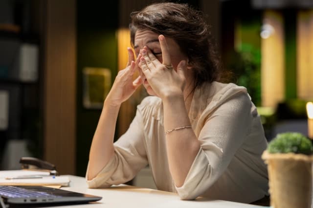 Las mujeres que trabajan cotizan por su propia seguridad social, mientras que las mamás que se quedan en casa dependen de su pareja. DC Studio/Shutterstock