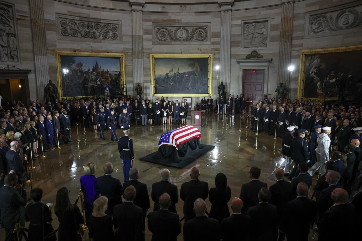El ataúd del difunto senador estadounidense Lindsey Graham (R-SC) yace en capilla ardiente durante un homenaje conmemorativo en la Rotonda del Capitolio de EE. UU. en Washington el 28 de julio de 2026. (Kevin Dietsch/Getty Images)
