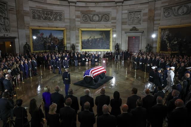 El ataúd del difunto senador estadounidense Lindsey Graham (R-SC) yace en capilla ardiente durante un homenaje conmemorativo en la Rotonda del Capitolio de EE. UU. en Washington el 28 de julio de 2026. (Kevin Dietsch/Getty Images)
