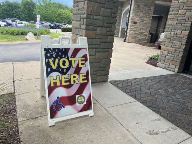 Un letrero frente a la biblioteca John P. Holt Brentwood en Brentwood, Tennessee, el primer día de la votación anticipada, el 17 de julio de 2026. (Jacki Thrapp/The Epoch Times)
