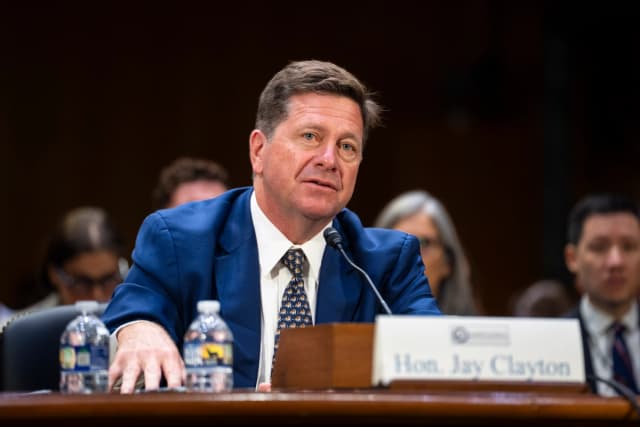 Jay Clayton, candidato a director de Inteligencia Nacional, testifica durante su audiencia de confirmación en el Capitolio, en Washington, el 15 de julio de 2026. (Madalina Kilroy/The Epoch Times)
