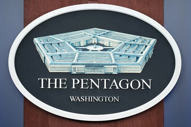 El sello del Pentágono se ve en la sala de prensa del Pentágono en Washington, D.C., el 31 de marzo de 2026. (Oliver Contreras/AFP vía Getty Images).