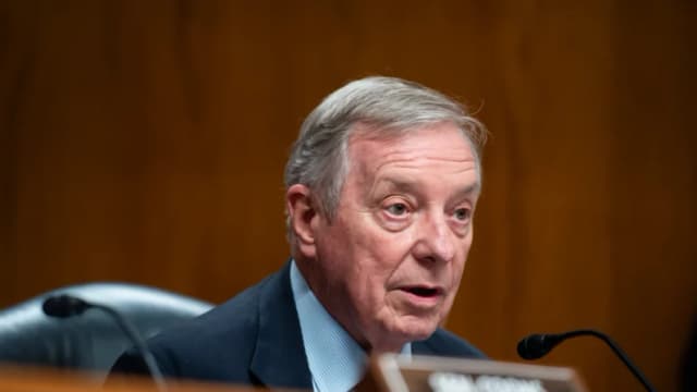 Senador Durbin urge a China a liberar a presos políticos antes de la visita de Xi a EE. UU.