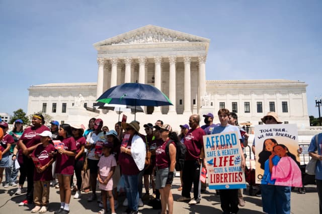 Personas frente a la Corte Suprema en Washington el 30 de junio de 2026. (Madalina Kilroy/The Epoch Times).