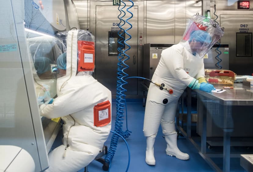 Trabajadores junto a una jaula con ratones dentro del laboratorio P4 en Wuhan, provincia de Hubei, China, el 23 de febrero de 2017.   (Johannes Eisele/AFP vía Getty Images).
