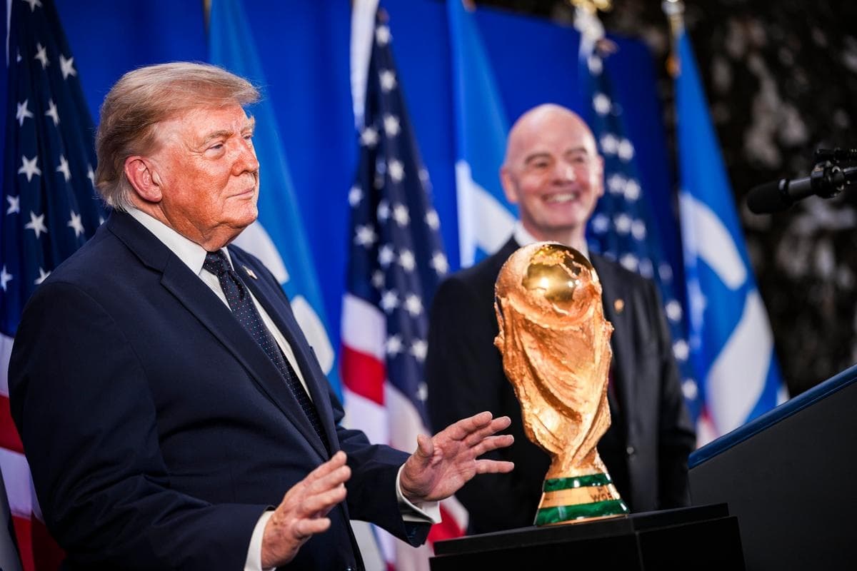 El presidente de la FIFA, Gianni Infantino (derecha), pronuncia unas palabras junto al presidente de EE. UU., Donald Trump (izquierda), en una recepción de la FIFA celebrada en la Torre Trump de la ciudad de Nueva York el 17 de julio de 2026. (Andrew Harnik/Getty Images)