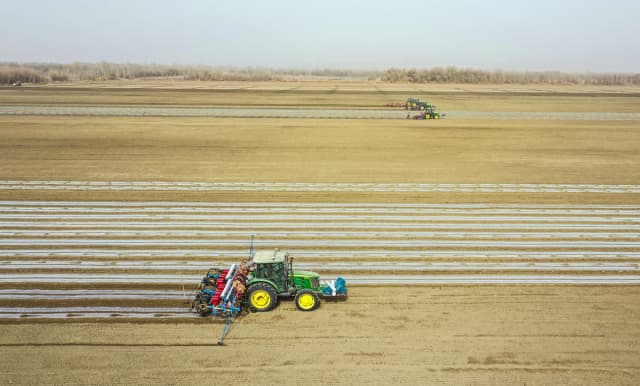 Una sembradora trabajando en un campo de algodón en Tumushuke, región de Xinjiang, China, en esta foto aérea tomada el 24 de marzo de 2021. (STR/CNS/AFP vía Getty Images)