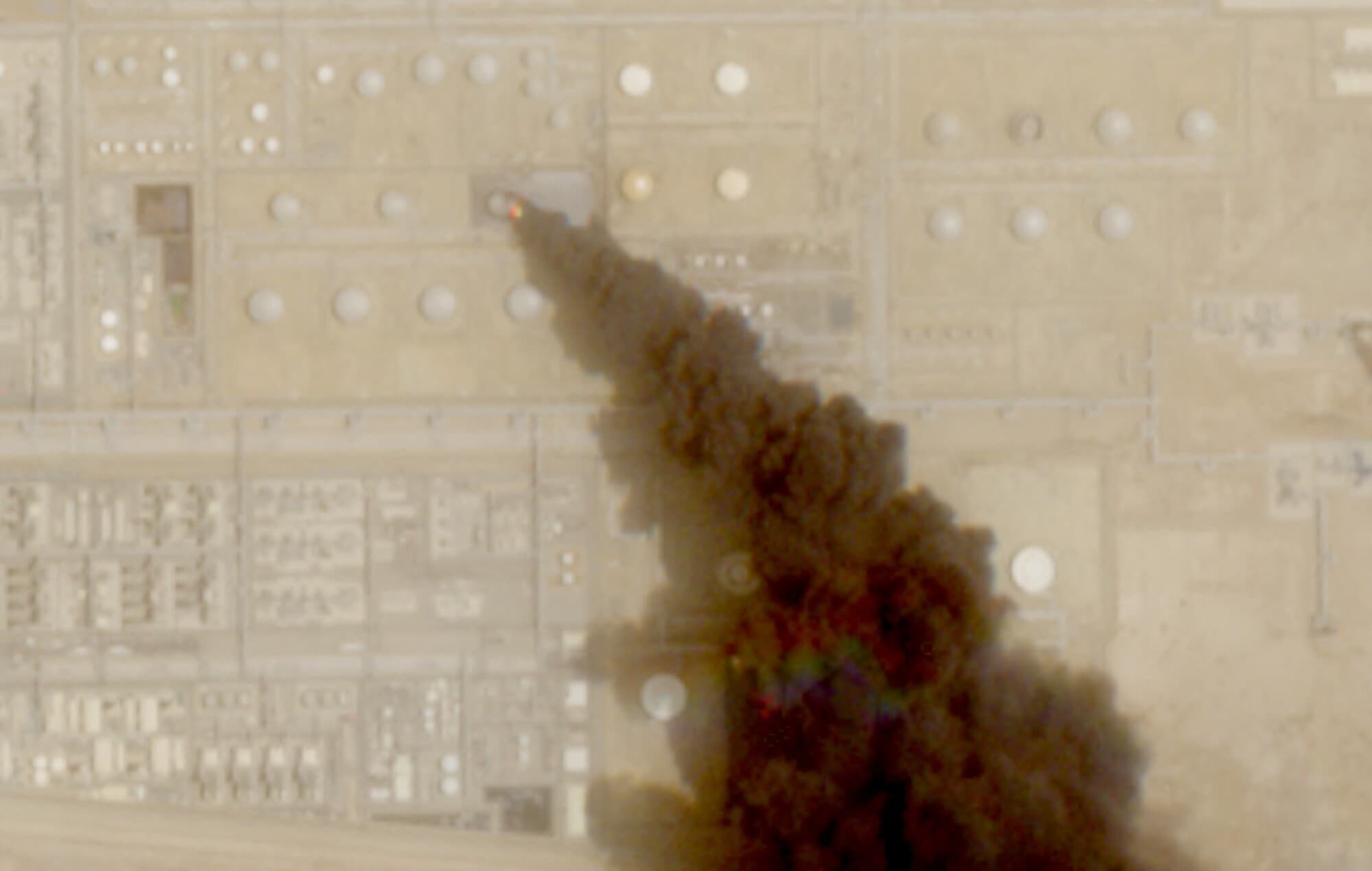 Una imagen satelital muestra una columna de humo que se eleva desde una instalación petrolera en Jizan, provincia de Jazan, Arabia Saudita, el 26 de julio de 2026. (Unión Europea/Copernicus Sentinel-2/Reuters).