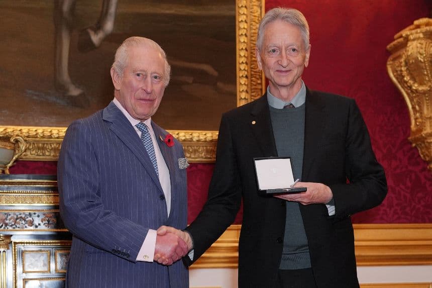 El rey Carlos III de Gran Bretaña entrega el Premio Reina Isabel de Ingeniería 2025 a Geoffrey Hinton, por sus contribuciones al desarrollo del aprendizaje automático moderno en el campo de la inteligencia artificial, durante una recepción en el Palacio de St James en Londres el 5 de noviembre de 2025. (Yui Mok / POOL / AFP vía Getty Images)
