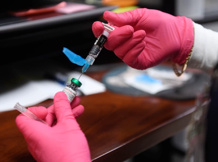Un profesional de la salud prepara una vacuna contra el sarampión, las paperas y la rubéola (MMR) en el Departamento de Salud del Condado de Andrews en Andrews, Texas, el 8 de abril de 2025. (Foto AP/Annie Rice).