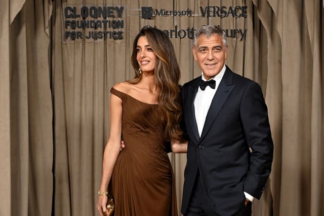 Amal y George Clooney asisten a la entrega de los premios "The Albies" de la Fundación Clooney para la Justicia en el Museo de Historia Natural de Londres el 3 de octubre de 2025. (Jeff Spicer/Getty Images para la Fundación Clooney para la Justicia)