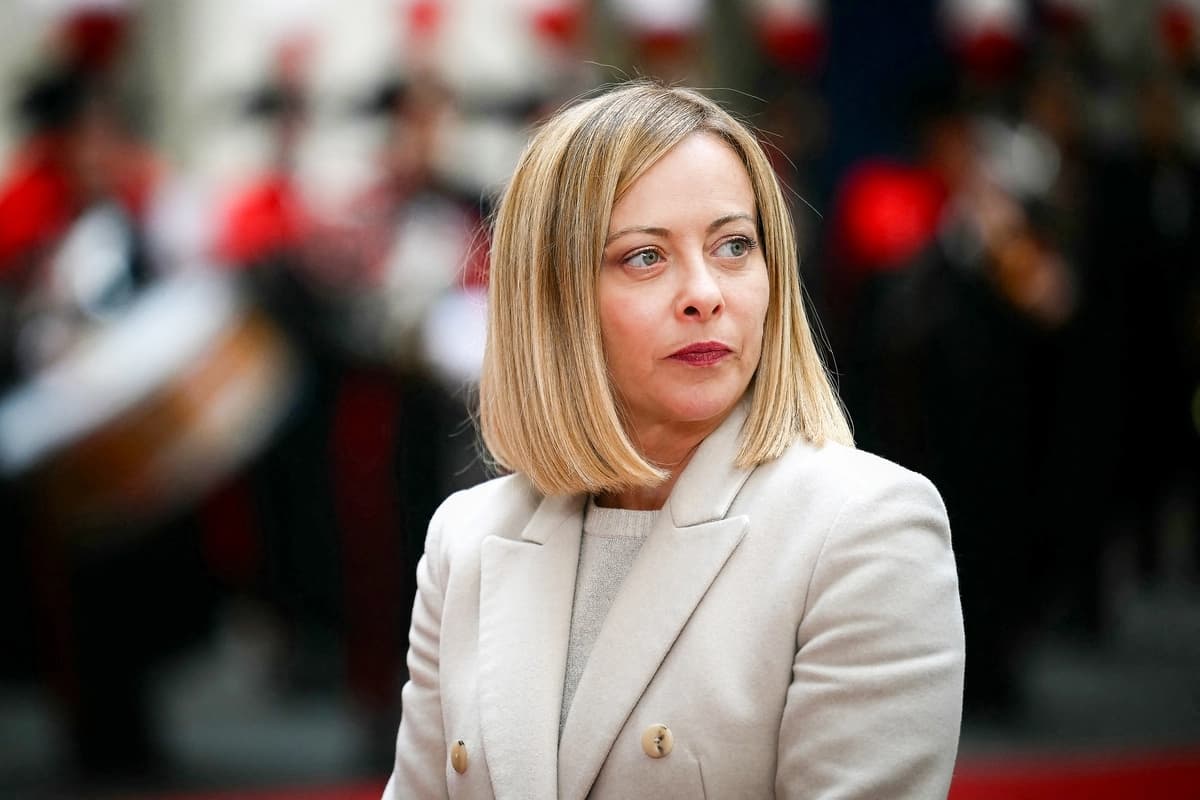 La primera ministra italiana, Giorgia Meloni, espera para recibir al canciller de Austria en el Palazzo Chigi, en Roma, el 10 de febrero de 2025. (Filippo Monteforte /AFP vía Getty Images)
