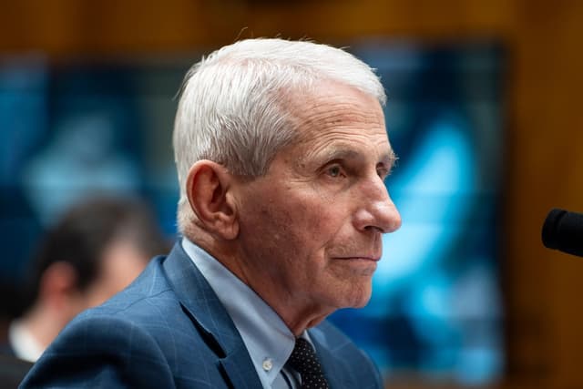 El Dr. Anthony Fauci, exdirector del Instituto Nacional de Alergias y Enfermedades Infecciosas de los Institutos Nacionales de Salud, comparece ante el Comité del Senado de Seguridad Nacional y Asuntos Gubernamentales en Washington el 29 de julio de 2026. (Madalina Kilroy/The Epoch Times)
