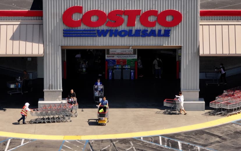 El logotipo de Costco se muestra en el exterior de una tienda Costco en Richmond, California, el 11 de julio de 2024. (Justin Sullivan/Getty Images).